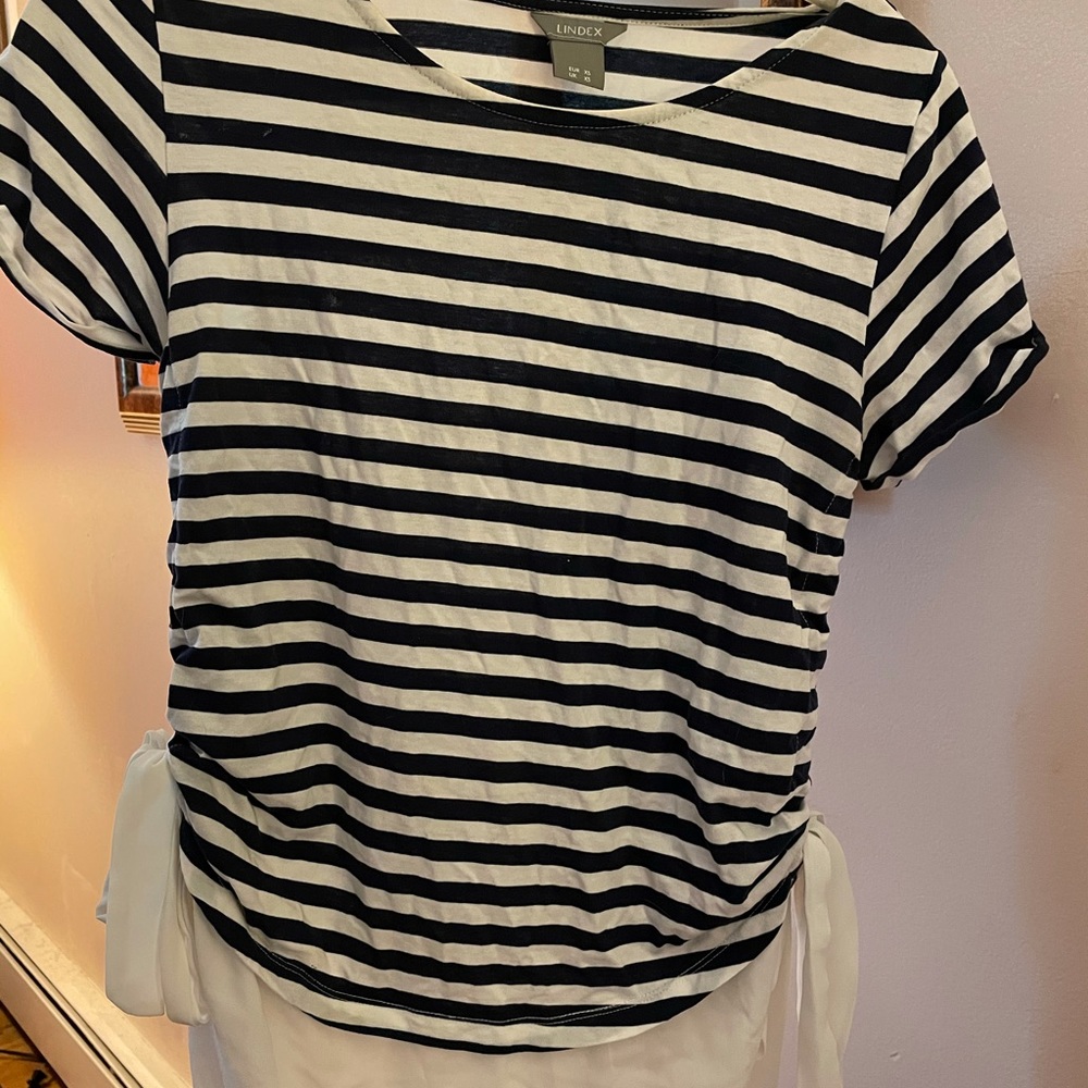 Lindex European brand top with side ruch with tie.
